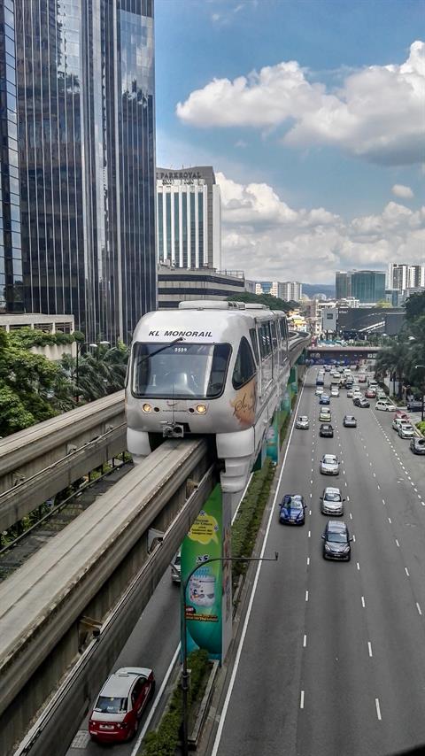 In der Innenstadt von Kuala Lumpur in Malaysia gibt es ein gut ausgebautes Hochbahn Netz. Man sollte es nicht versäumen, einmal mit einer solch futuristischen Bahn über der Stadt zu fahren, um die Aussicht auf die asiatische Metropole zu geniessen.